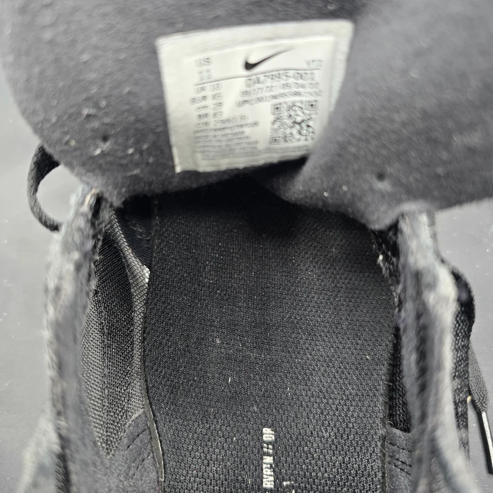 Nike sleek black